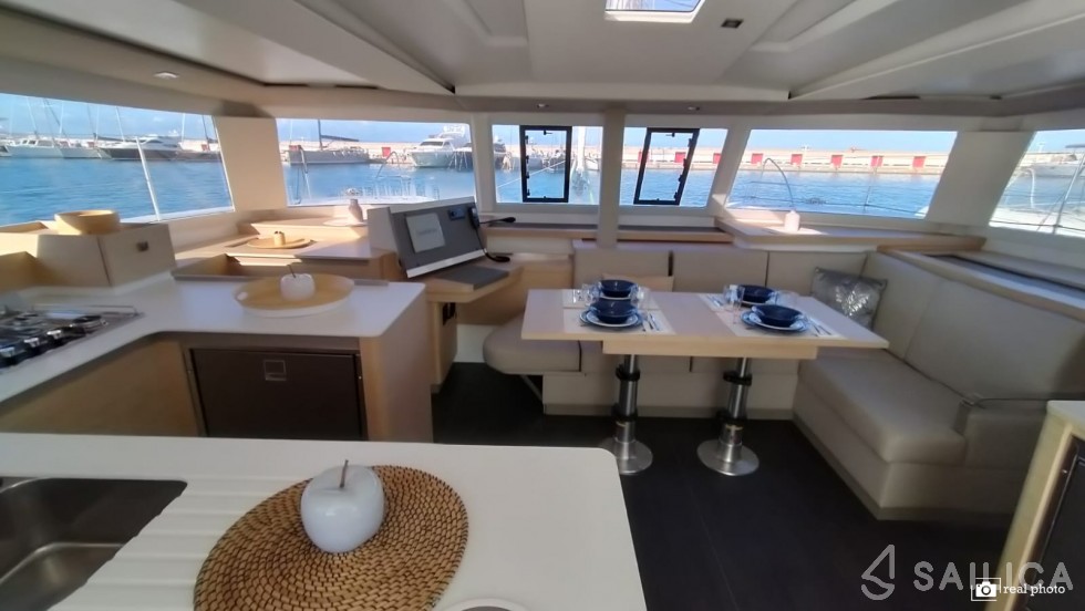 Astréa 42 - Yacht Charter Sailica