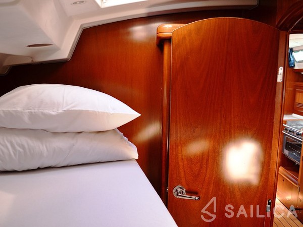 Oceanis 423 Clipper - Yacht Charter Sailica