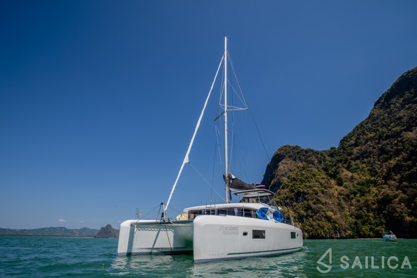 Lagoon 42 - Yacht Charter Sailica