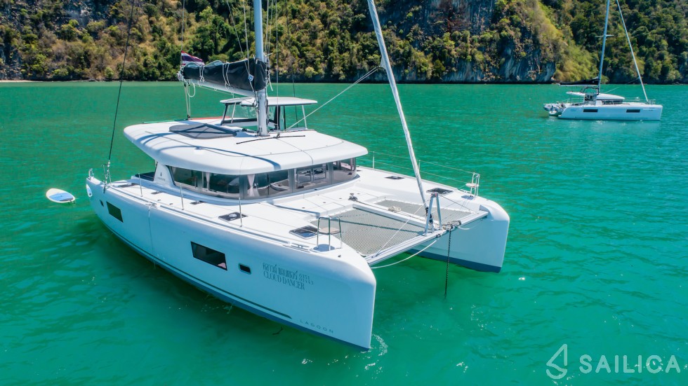 Lagoon 42 - Yacht Charter Sailica