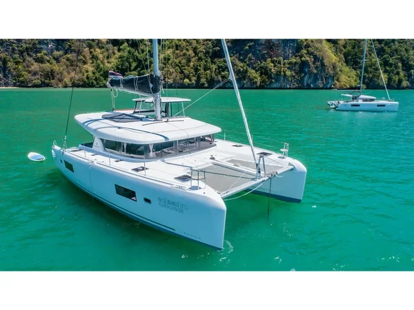 Lagoon 42 - Yacht Charter Sailica