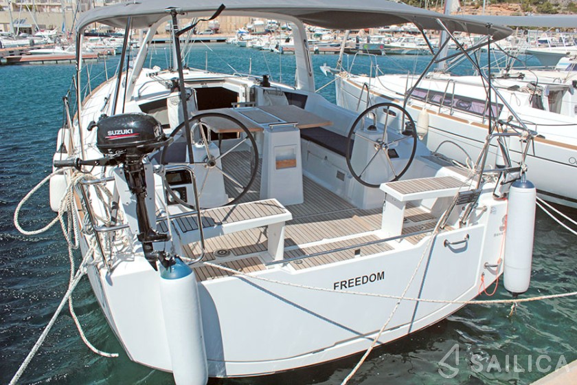 Oceanis 38.1 - Yacht Charter Sailica