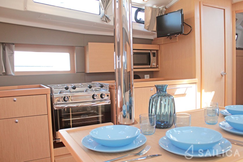 Oceanis 38.1 - Yacht Charter Sailica