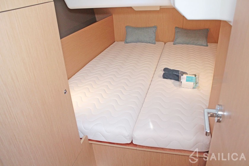 Oceanis 38.1 - Yacht Charter Sailica