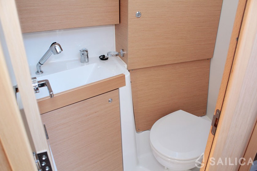 Oceanis 38.1 - Yacht Charter Sailica