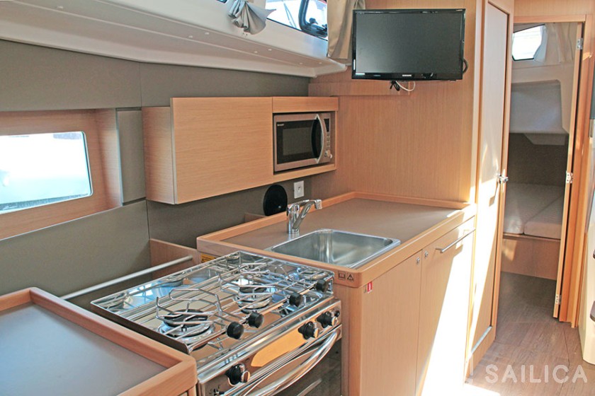 Oceanis 38.1 - Yacht Charter Sailica