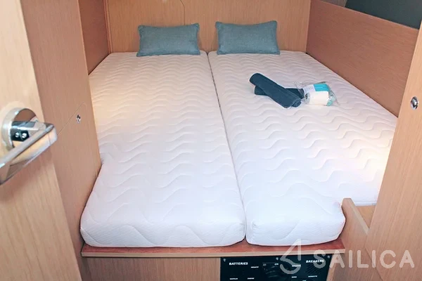 Oceanis 38.1 - Yacht Charter Sailica