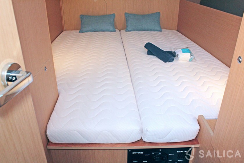 Oceanis 38.1 - Yacht Charter Sailica