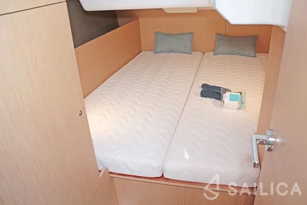 Oceanis 38.1 - Yacht Charter Sailica