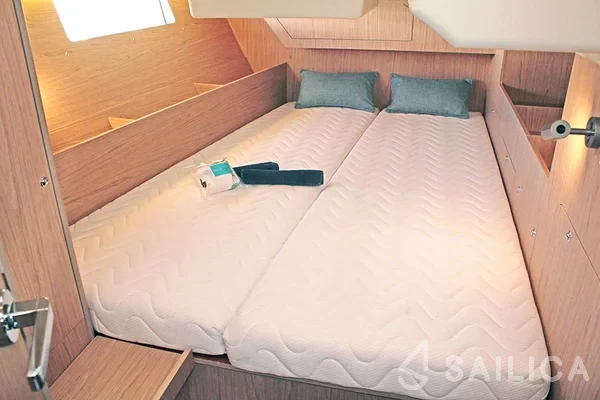 Oceanis 41.1 - Yacht Charter Sailica