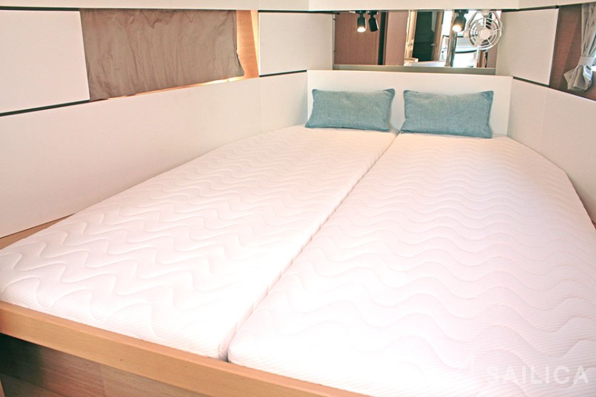 Oceanis 38.1 - Yacht Charter Sailica