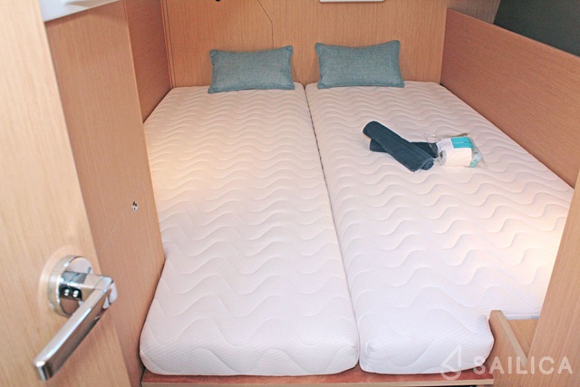 Oceanis 38.1 - Yacht Charter Sailica