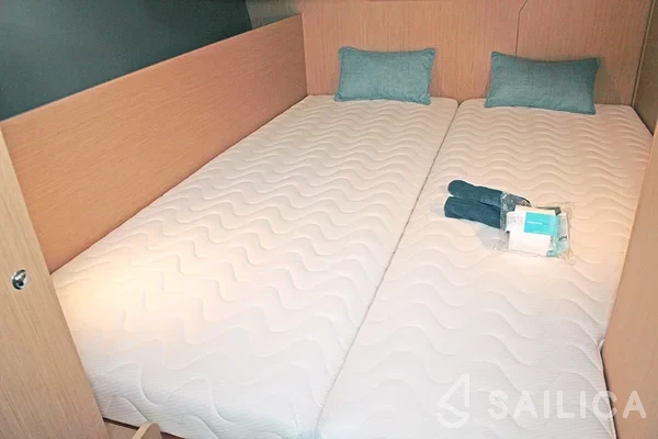 Oceanis 38.1 - Yacht Charter Sailica
