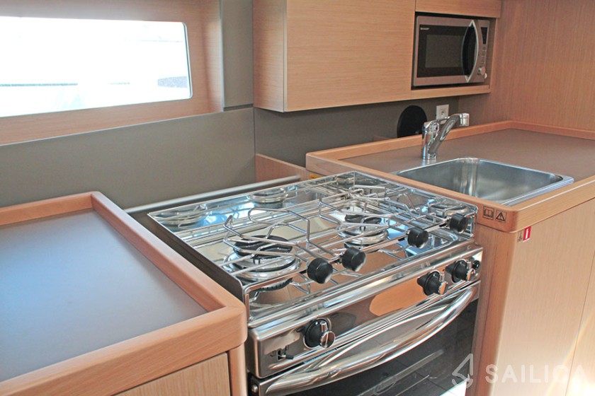 Oceanis 38.1 - Yacht Charter Sailica