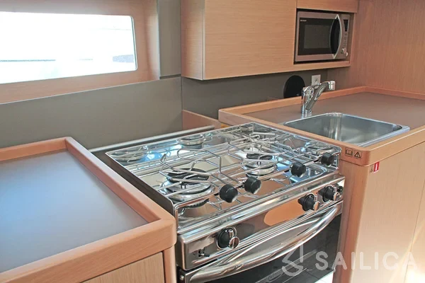 Oceanis 38.1 - Yacht Charter Sailica