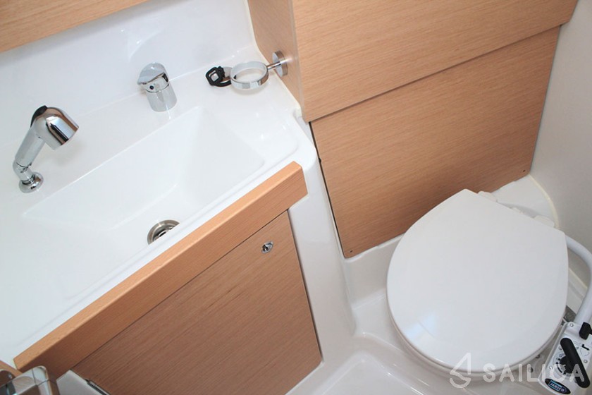 Oceanis 38.1 - Yacht Charter Sailica