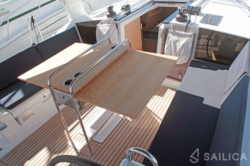 Oceanis 41.1 - Yacht Charter Sailica