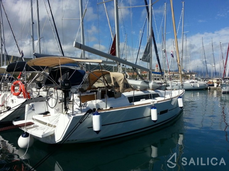Dufour 350 GL - Yacht Charter Sailica