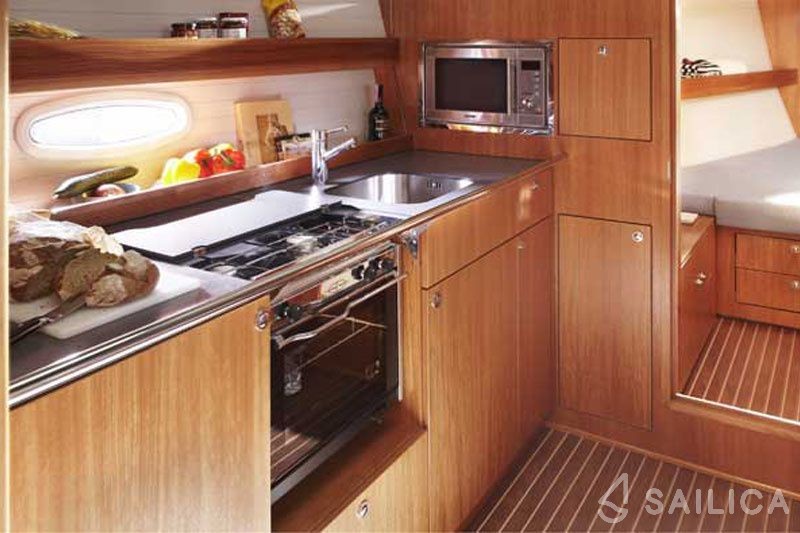 Bavaria 43 Cruiser - Yacht Charter Sailica