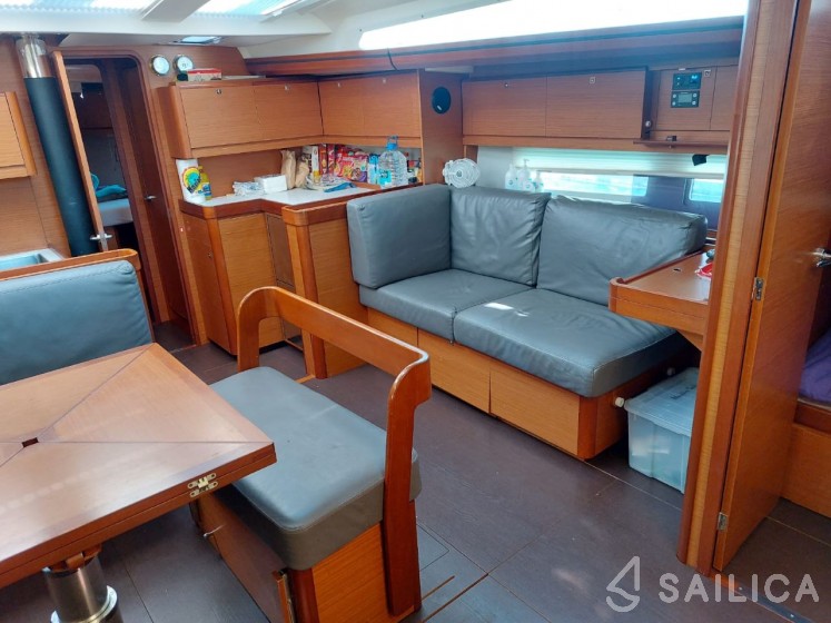 Dufour 520 GL - Yacht Charter Sailica