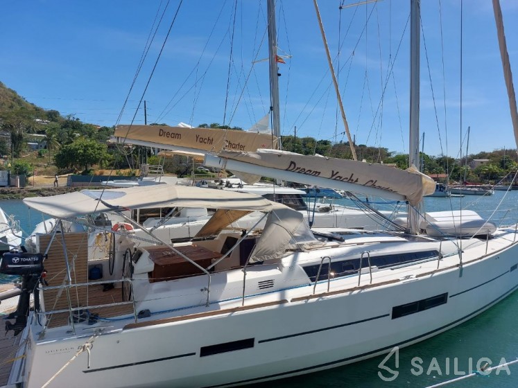 Dufour 520 GL - Yacht Charter Sailica