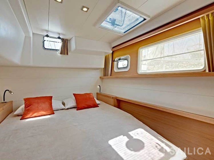 Lagoon 450  Flybridge - Yacht Charter Sailica