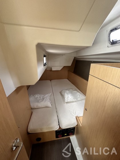 Oceanis 38.1 - Yacht Charter Sailica