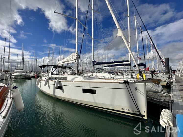 Oceanis 38.1 - Yacht Charter Sailica