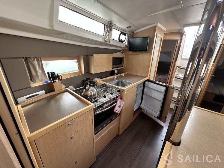 Oceanis 38.1 - Yacht Charter Sailica