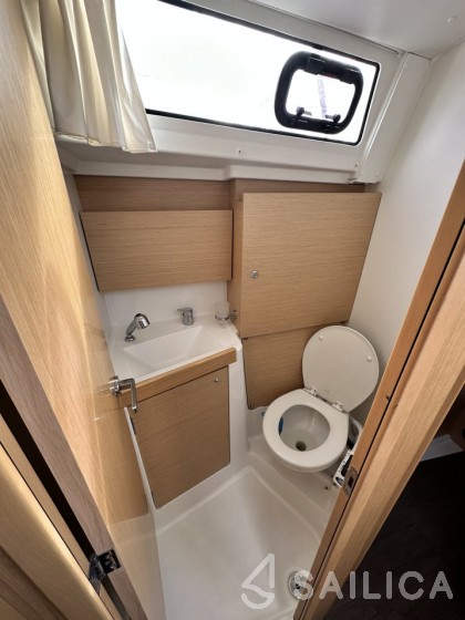Oceanis 38.1 - Yacht Charter Sailica