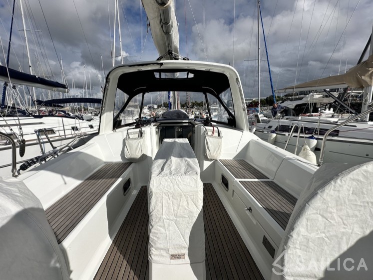 Oceanis 38.1 - Yacht Charter Sailica