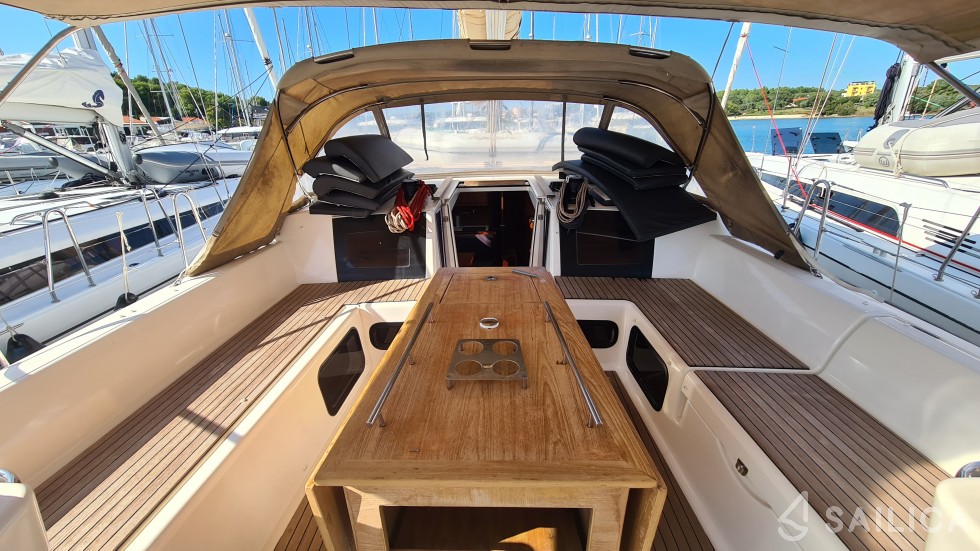 Dufour 520 GL - Yacht Charter Sailica