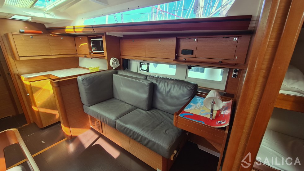 Dufour 520 GL - Yacht Charter Sailica