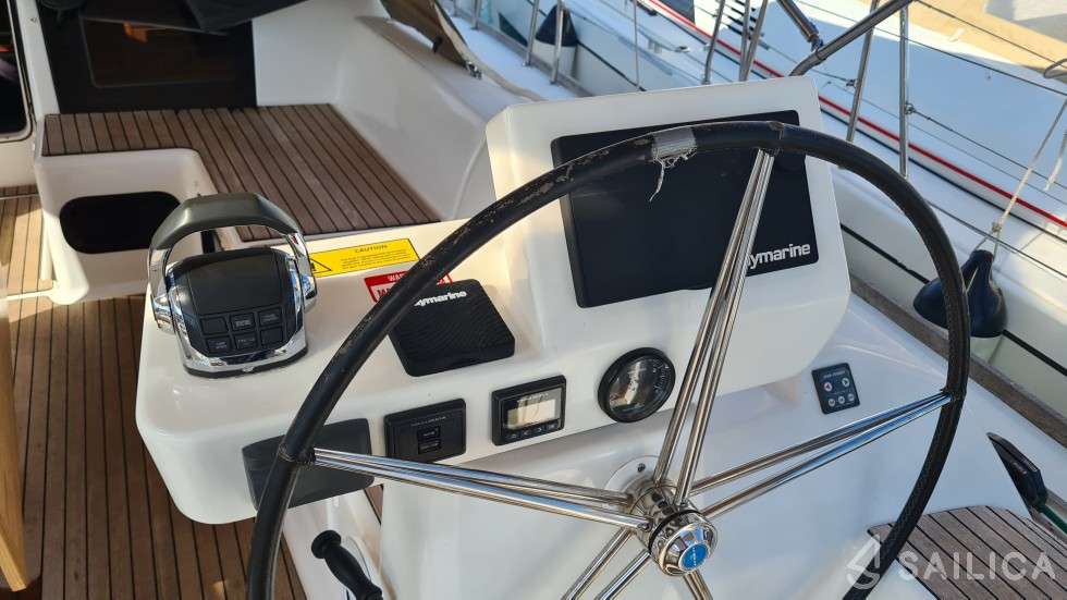 Dufour 520 GL - Yacht Charter Sailica