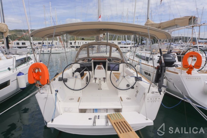 Dufour 310 GL - Yacht Charter Sailica