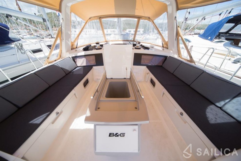 Oceanis 48 - Yacht Charter Sailica