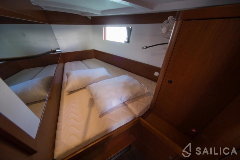 Oceanis 48 - Yacht Charter Sailica