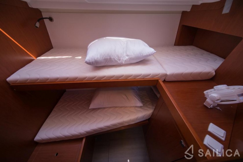 Oceanis 48 - Yacht Charter Sailica