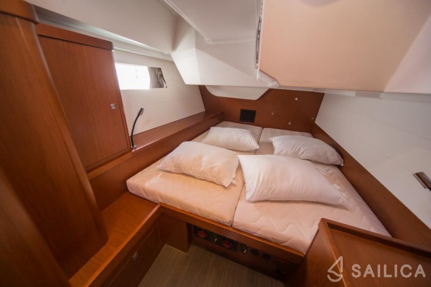Oceanis 48 - Yacht Charter Sailica