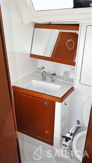 Oceanis 48 - Yacht Charter Sailica
