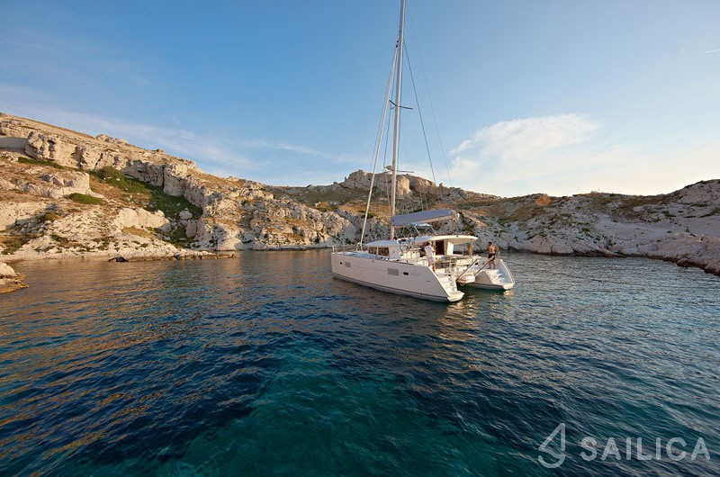 Lagoon 400 S2 - 4 + 2 cab. - Yacht Charter Sailica