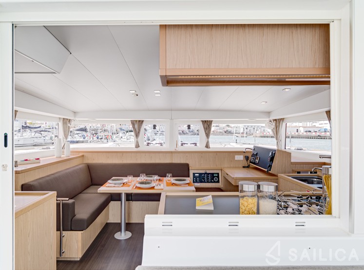 Lagoon 400 S2 - 4 + 2 cab. - Yacht Charter Sailica