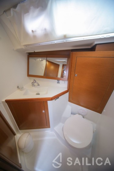 Oceanis 45 - Yacht Charter Sailica