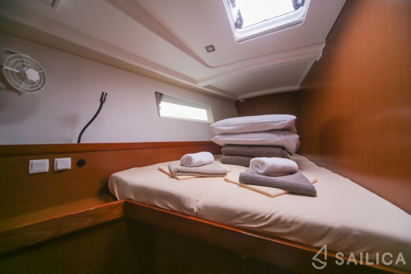 Oceanis 45 - Yacht Charter Sailica