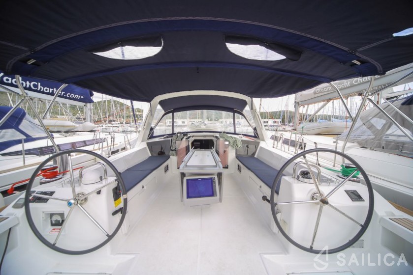 Oceanis 45 - Yacht Charter Sailica