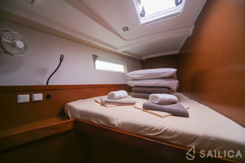 Oceanis 45 - Yacht Charter Sailica