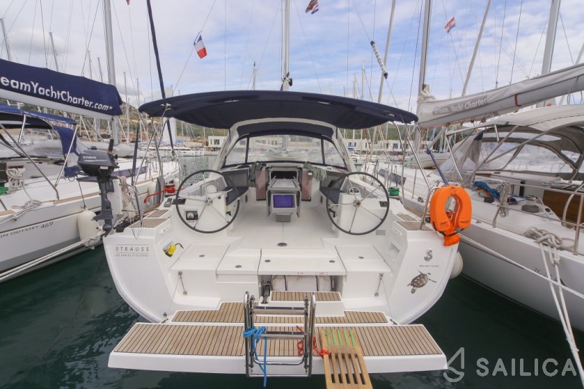 Oceanis 45 - Yacht Charter Sailica