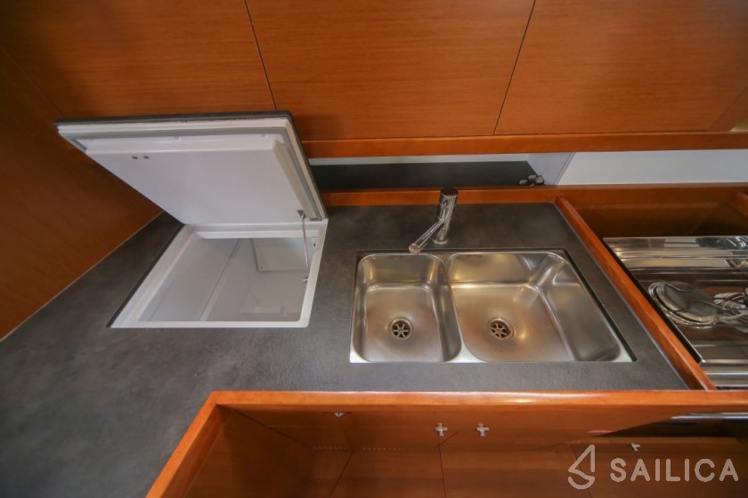 Oceanis 45 - Yacht Charter Sailica