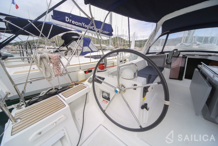 Oceanis 45 - Yacht Charter Sailica