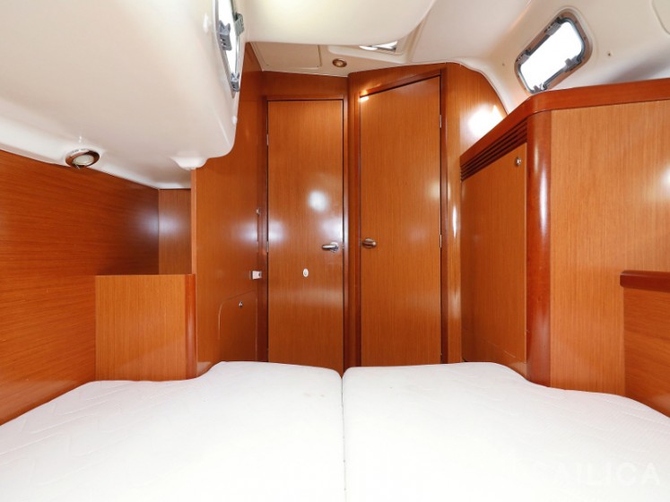 Oceanis 40 - Yacht Charter Sailica